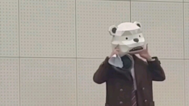 فعالية الغناء المقنع للأغاني الحمراء، لكن القناع علق في الرأس