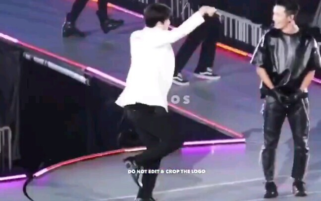 رقصة اللمس مع الأخوين وو سيهون ولي دونغهي من SMTOWN… أتمنى حقًا أن يحملني سيهون على ظهره أيضًا!