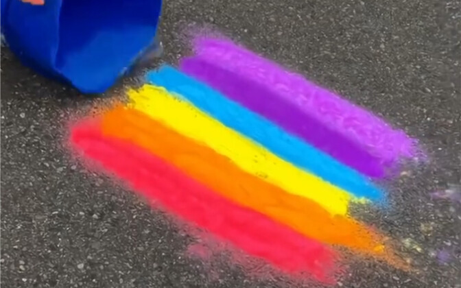 Tak disangka, hanya dengan kapur tulis dan air saja bisa menciptakan lautan pelangi!