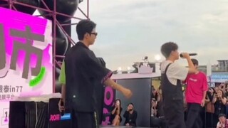 ههههههههههههههههههه كنت أعلم أن الطفل الصغير الذي يحب سونغ مو زي لا يمكن أن يكون طبيعيًا أبدًا... إن