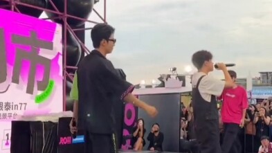 ههههههههههههههههههه كنت أعلم أن الطفل الصغير الذي يحب سونغ مو زي لا يمكن أن يكون طبيعيًا أبدًا... إن