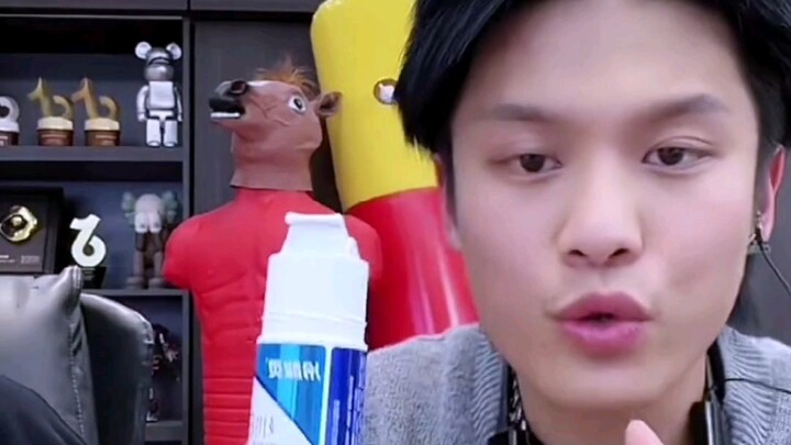 “Mở livestream một con lợn đã có 100 nghìn người vào xem, ngay cả Tiểu Dương Ca cũng bất ngờ luôn.”
