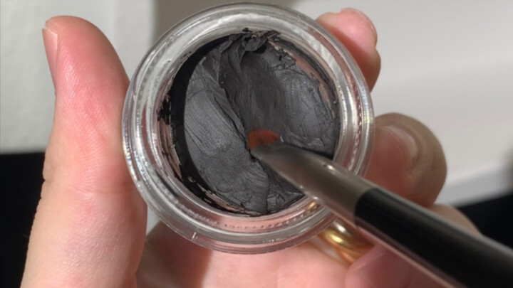 Cara agar eyeliner krim selalu lancar!