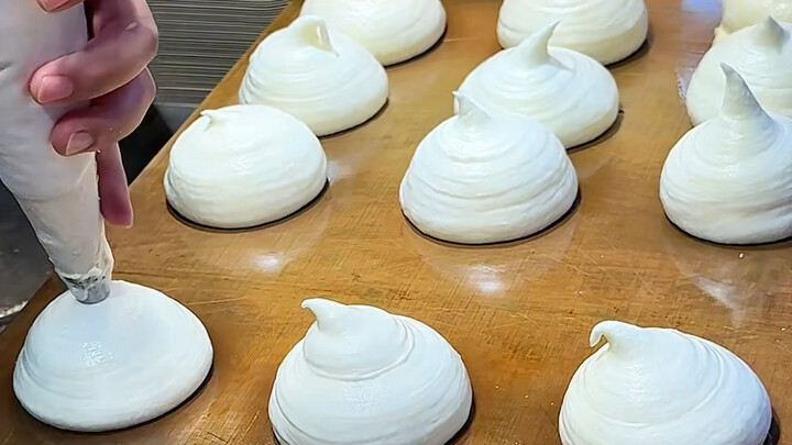 Soufflé yang dipanggang langsung di tepi jalan, 15 yuan per porsi, lembut sekali seperti sedang mema