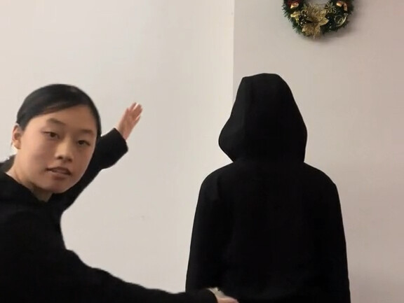 Làm tôi bất giác bật cười.