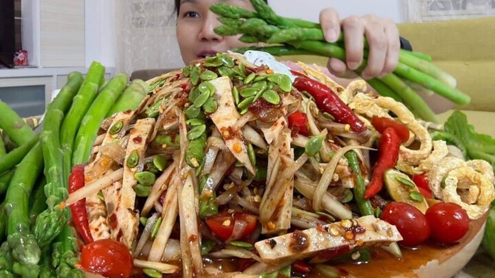 ส้มตำเป็ดๆกับขนมจีน หน่อไม้ฝรั่งอวบๆหวานๆ|wern woei