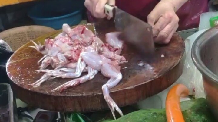 العام الماضي كان سعر ضفدع البقر 8 يوان للكيلو، وهذا العام بات يُباع بـ13 يوانًا.