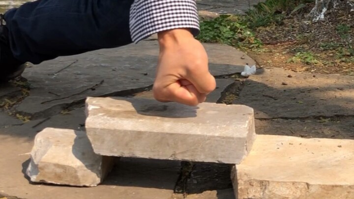 Dù nắm đấm có cứng đến đâu, cũng chỉ là thân xác bằng xương bằng thịt.