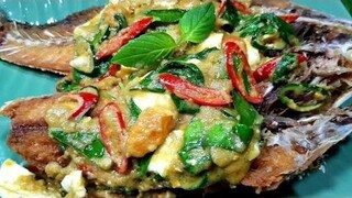 1085 ปลากะพงทอดเขียวหวานผัดไข่เค็ม ปลาทอดกรอบๆ หอมไข่เค็ม Fried Sea Bass with Green Curry sauce