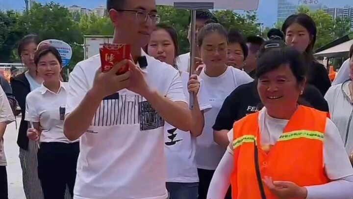 Dì cười toe toét dù trượt hết, may mà cuối cùng cũng bắn trúng một phát.