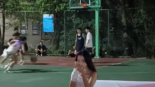 【Đại học Khoa học và Công nghệ Trùng Khánh】Hành vi tán tỉnh trên sân bóng rổ
