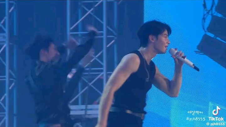 cha Eun woo dancing and singing
