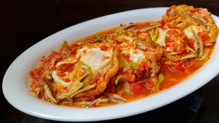 Menu sederhana diakhir bulan telor ceplok pake ikan teri trus ada kuahnya
