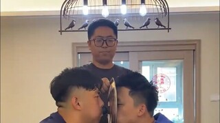 憋笑挑战！谁和好朋友对视能不笑？ 反正我做不到