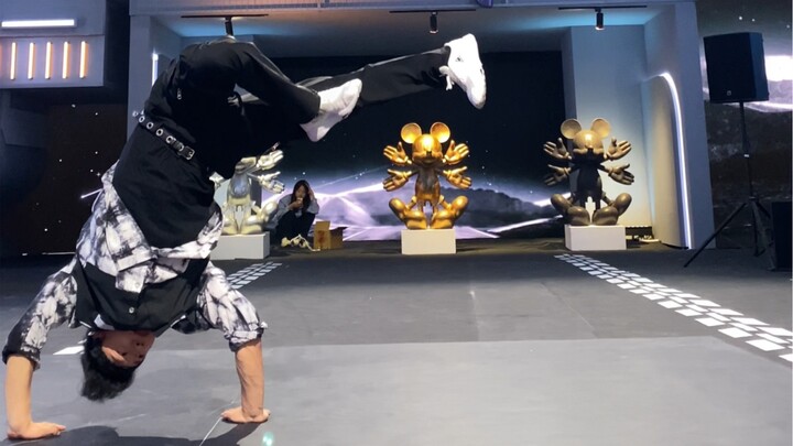 This street performance drops the big moves! Bboy dancer HR Haoran will get you hyped!