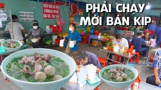 Khách đông, chị chủ quán phở quê Hậu Giang vui tính cứ liên tục gọi "mình ơi" rồi vừa làm vừa chạy.