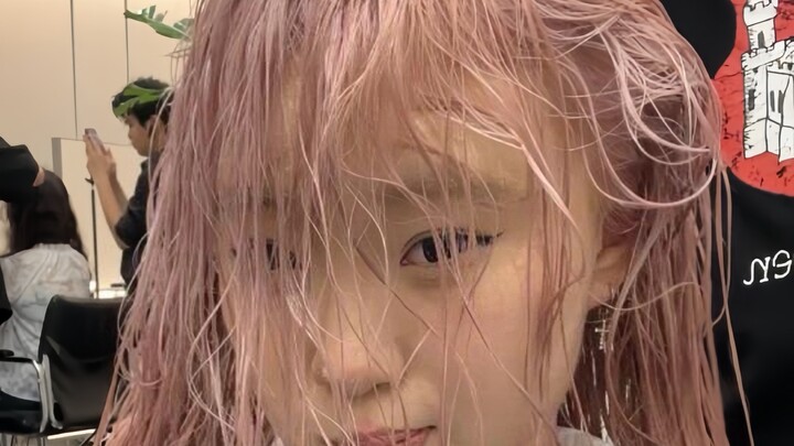 Baru sadar setelah mewarnai rambut: warna terang memang bisa mengubah penampilan seseorang!