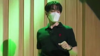 Who can stand Lee Junho's random dance?