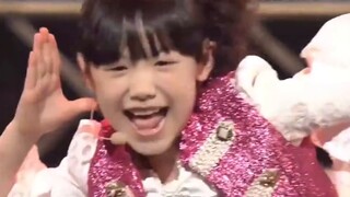 Konser kecil ini bahkan lebih meriah, dan seluruh pertunjukannya penuh dengan mikrofon terbuka. Sung