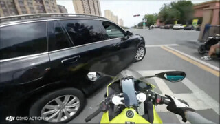 Setelah berulang kali dihentikan oleh mobil, tindakan pengendara sepeda motor adalah buku teks #Moto