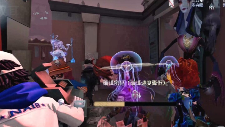 Có lẽ là một ván đấu im lặng nhưng lại ồn ào đến lạ.