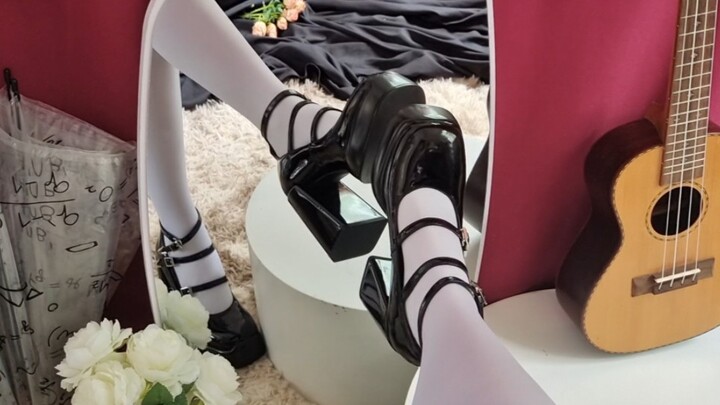 Nine: 11-centimeter-heeled Mary Jane shoes—truly stunning!