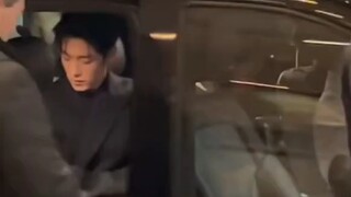 【肖战】大啵本来是坐在战战旁边的，结果……🤣🤣🤣