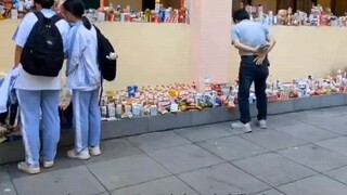 Mengapa hanya susu yang dijadikan persembahan? Karena pihak sekolah hanya mengizinkan membawa susu.