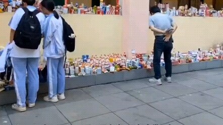 Tại sao quà cúng chỉ có sữa tươi? Vì nhà trường chỉ cho phép mang sữa tươi thôi. Mình không có nhiều