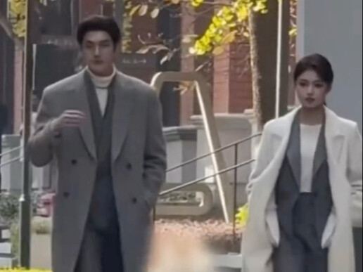 Thời trang nữ đúng là hết thuốc chữa rồi: cùng một cơn gió thổi, áo khoác nam ôm sát thân, còn áo kh