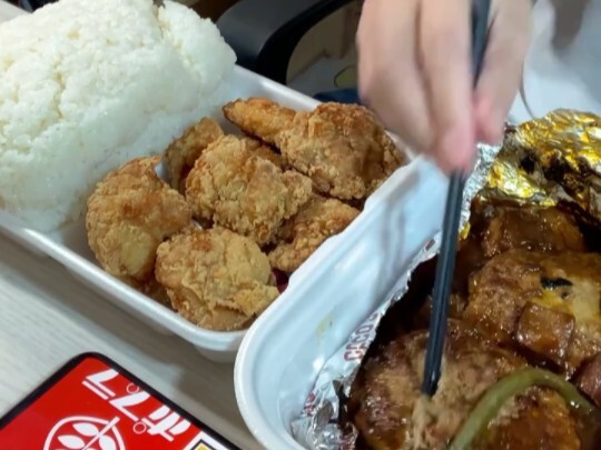 Bento của học sinh Nhật Bản – Bò hầm và gà chiên