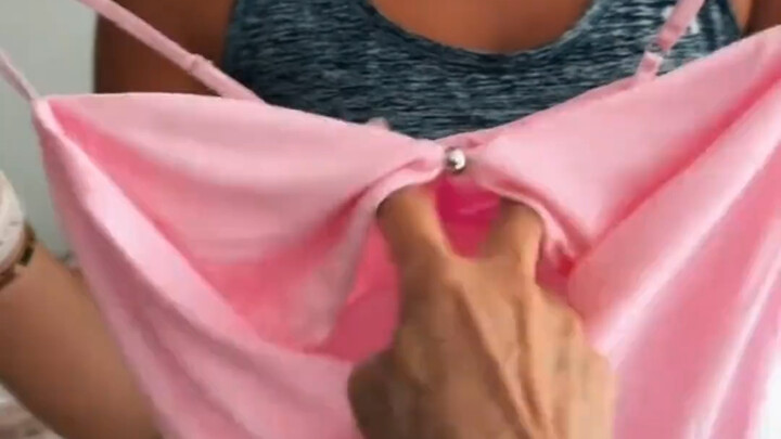 妈妈对女儿新买衣服的反应……