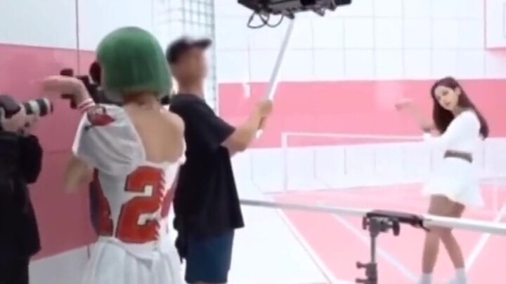 jisoo为了防止拍摄时忘记动作，和Lisa打配合，真是好姐妹！