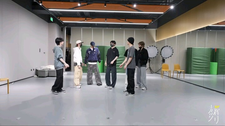 أولاد الصغار في غرفة التدريب يخطفون الأنظار دومًا!