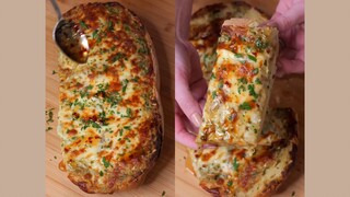 Roti bawang putih keju dengan tekstur luar biasa, bahkan melalui layar pun aku bisa membayangkan bet