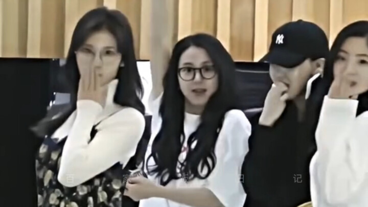 Thỏ Vật Tư có chút giống như được copy-paste lên người.