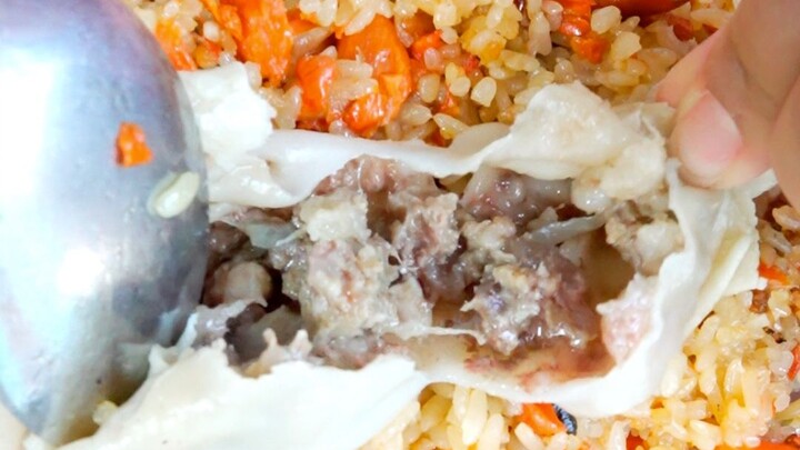 Nasi pilaf Abulizi di Ili yang sudah buka lebih dari 80 tahun, disajikan bersama pangsit kulit tipis