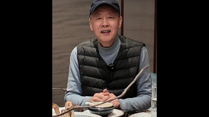 Mr. Hou wished everyone a happy New Year on New Year's Eve. He still liked to drink the tonic soup.