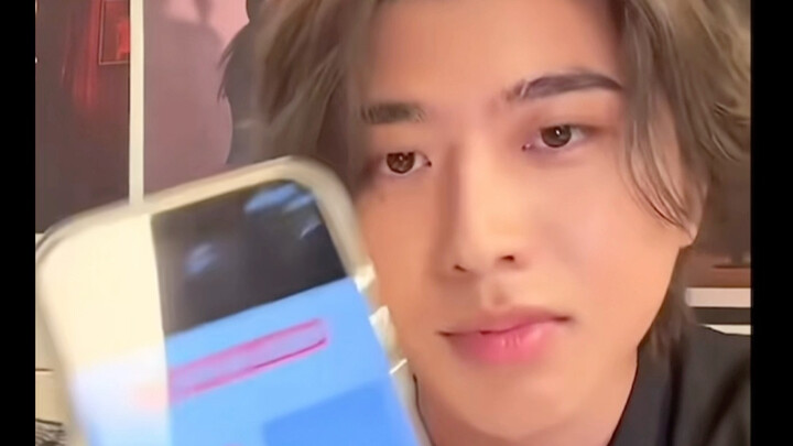 Pada rapat besar klan kemarin, Abang Kun nonton live video para haters sambil siaran langsung.