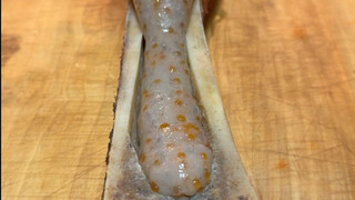 It's said that many people do it this way—using ox bones as tableware can last for decades, as the s