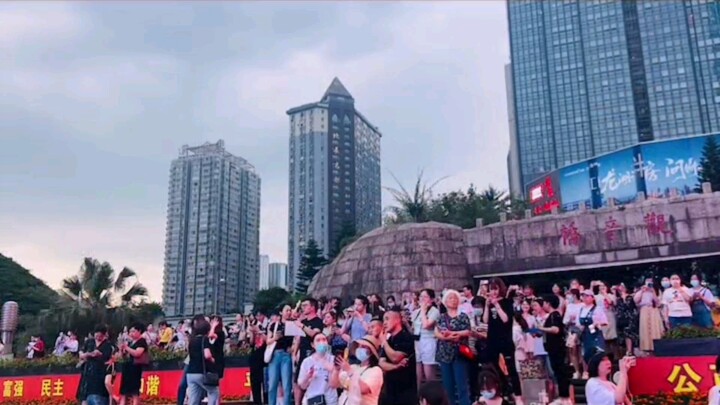 A picture of Xiao Zhan appeared on the big screen, attracting everyone to watch. It would be great i