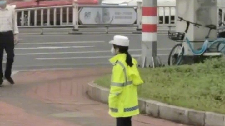 Netizens stumble upon a “chibi” traffic cop—this tiny figure stands by the roadside directing traffi
