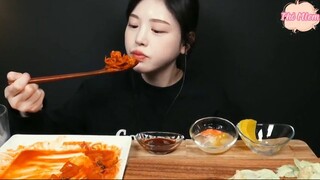 Tôm sốt kem béo, thịt heo chiên chua ngọt, mì xào hải sản cay 7 #amthuc