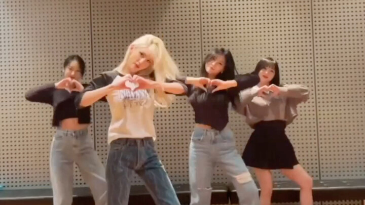 SOMI + VIVIZ’s “XOXO DUMB” – no matter how you dance it, it’s all knife-like group choreography!