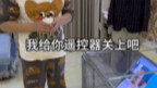 老爸跟电视干起来了