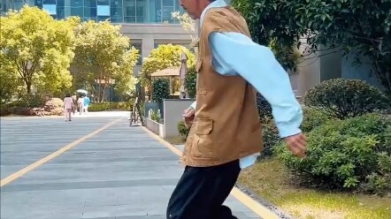 بول يرتدي زيّ الأب من مغامرات جاكي تشان ويستخدم السحر ليدحر السحر!