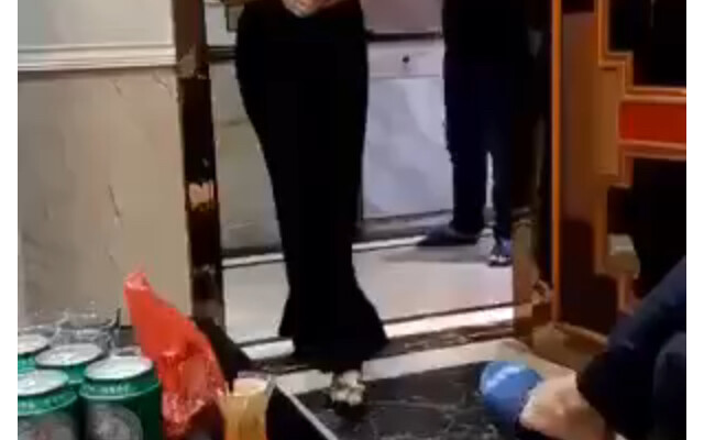 My friend invited me to go sing.