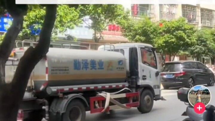 【تيك توك】 فلبيني يرى عربة رش المياه في الصين