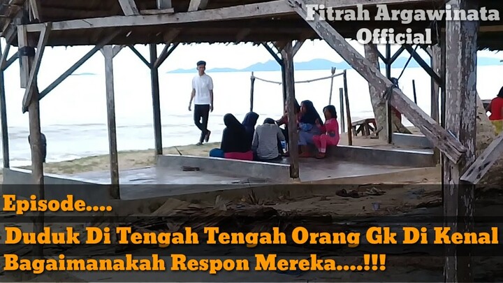 PRANK!DUDUK DITENGAH TENGAH ORANG YG LAGI NGUMPUL! WKWKWKWK  BAGAIMANAKAH  RESPON MEREKA CUY