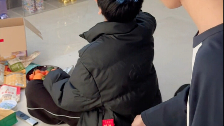 Anh trai vốn định giúp em trai giữ tiền mừng tuổi, nhưng kết quả là…